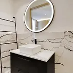 The Upper Marais Superb For 6 People Париж